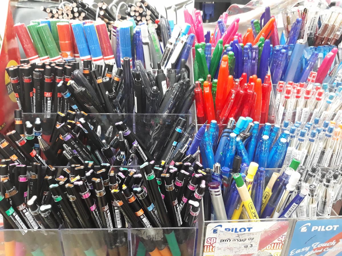 מגוון עטים וציוד משרדי