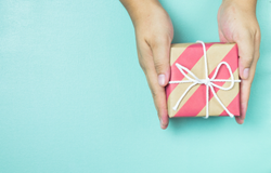 חמש מתנות שישאירו את המארחים שלכם לחג ללא מילים