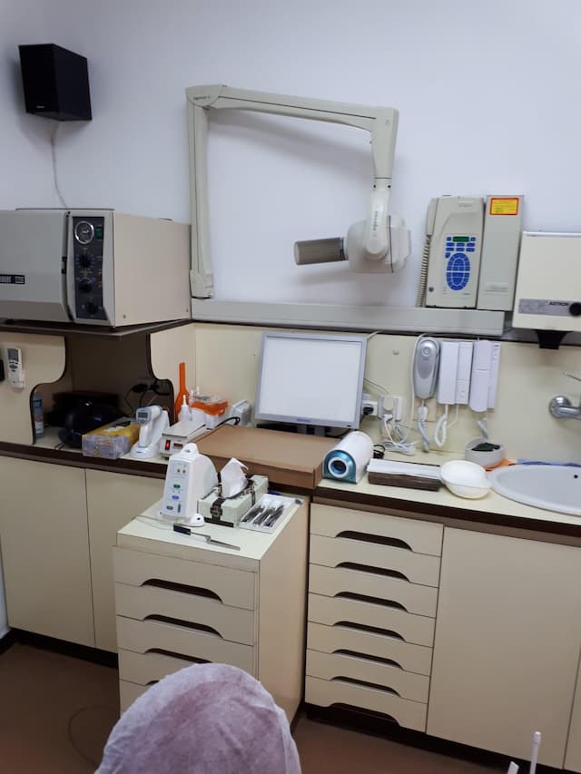 ד"ר עדי כרמון מרפאת שיניים-עזרה ראשוהב-חירום שיניים image