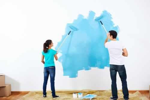 זוג צובע קירות בצבע תכלת