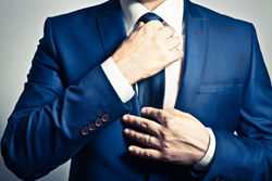 איך קושרים עניבה? 6 שלבים בדרך לעניבה מושלמת