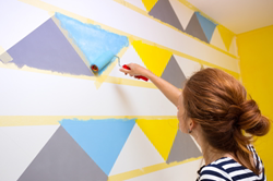 צביעת קיר משולשים: איך צובעים קיר בצורה גיאומטרית?