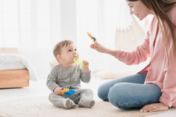 מתי תינוקות מתחילים לדבר? התפתחות שפה אצל ילדים ופעוטות