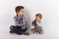 תינוק חדש במשפחה: איך נמנעים מקנאת אחים?