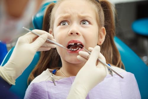ילדה פוחדת מרופא שיניים