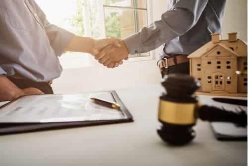 לקוח לוחץ יד לעורך דין מקרקעין שלו