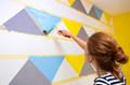 צביעת קיר משולשים: איך צובעים קיר בצורה גיאומטרית?