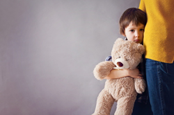 איך להרגיע התקף חרדה אצל ילדים